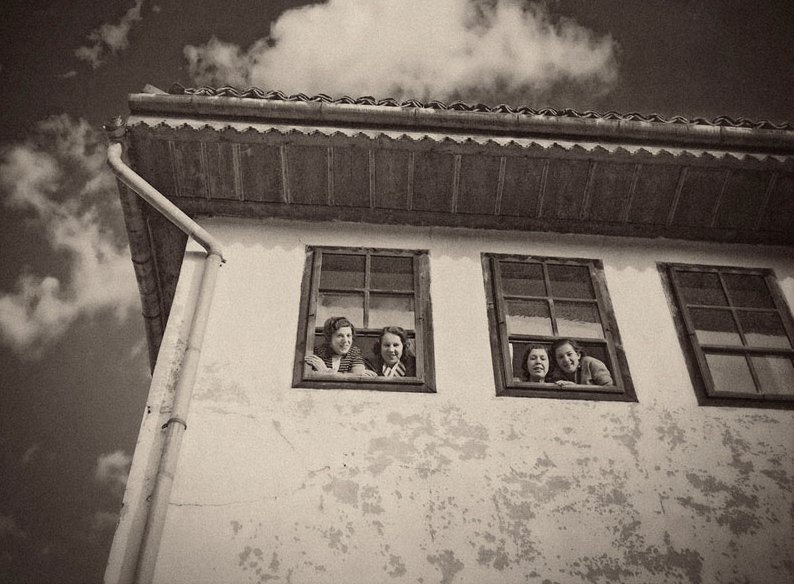 Alija M. Akšamija: Girls at the window, Sarajevo, 1939. Mehmed A. Akšamija Photo Collection